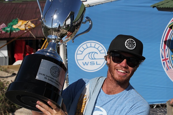 El argentino Lele Usuna, de 28 años, es el nuevo campeón sudamericano de la World Surf League, lee mas en Surfing Latino.