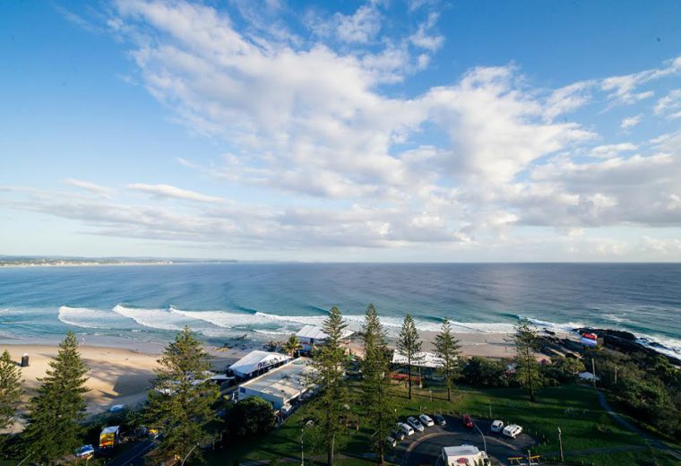 Arranca el Quik Pro Gold Coast, y con él la carrera al título de la World Surf League 2017, los mejores surfistas del mundo esperan su turno en Snapper Rocks para salir a surfear por los primeros puntos en uno de los mejores eventos del tour.