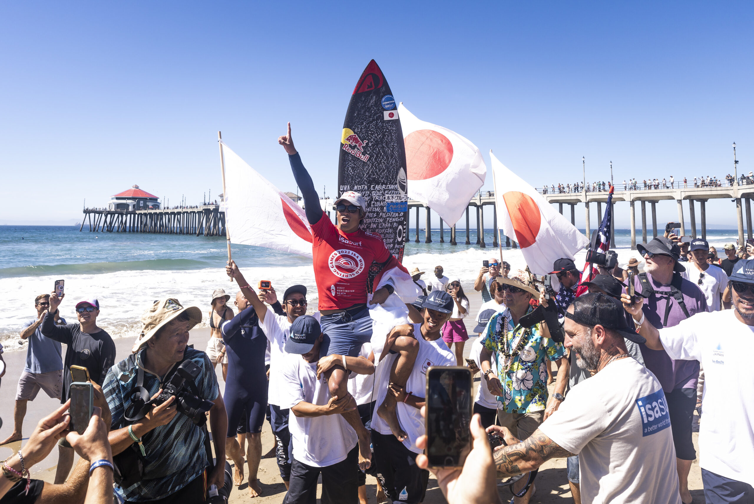 El japonés Kanoa Igarashi y la norteamericana Kirra Pinkerton ganaron la medalla de oro en las olas de Huntington Beach, California