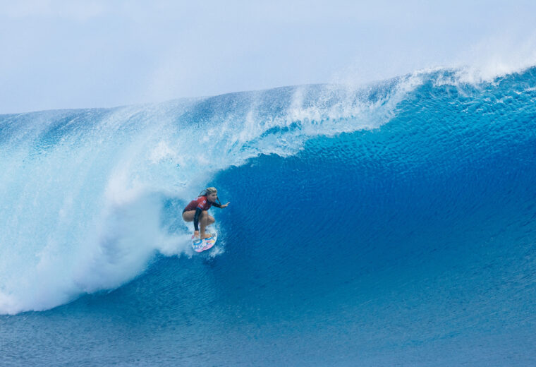 Erin Brooks surfeando un tubo en Cloudbreak durante el Fiji Pro 2026