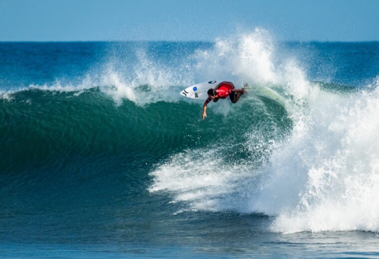 Seis surfistas latinos para seguir en el Mundial Junior ISA 2026: Muñoz Larreta, Zariquiey, Mandelli, Passeri, Martins y Parkinson.