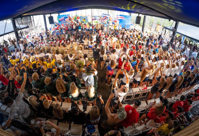 El Mundial Junior ISA 2026 quedó inaugurado en Surf City El Salvador con 420 surfistas de 56 países. La competencia comienza este sábado.