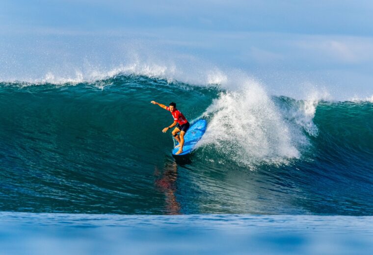 El Sunzal abrió el Mundial ISA de Longboard 2026 con olas de hasta seis pies. Tony Silvagni lideró entre los hombres y Natsumi Taoka entre las mujeres.