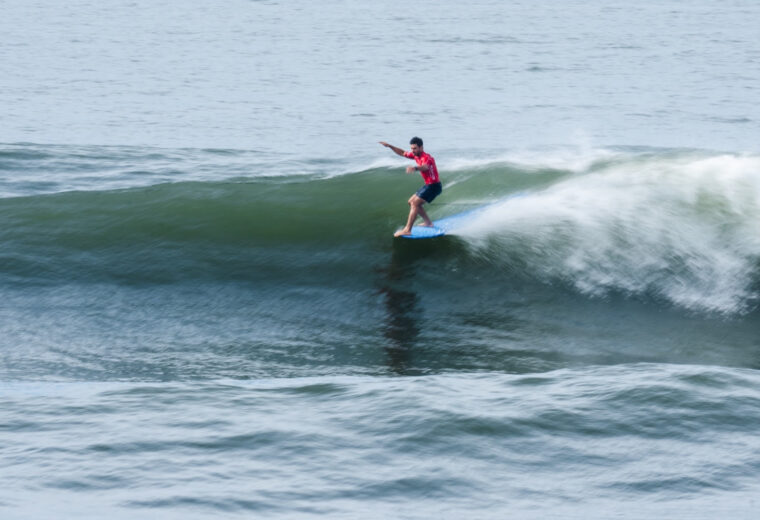 Francia y Filipinas siguen en carrera por equipos en el Mundial ISA de Longboard. Piccolo Clemente venció a Julián Schweizer y Alice Lemoigne lideró la jornada.